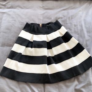 Honey Punch Brand Black & White High Waisted Mini Skirt Size M (runs small)